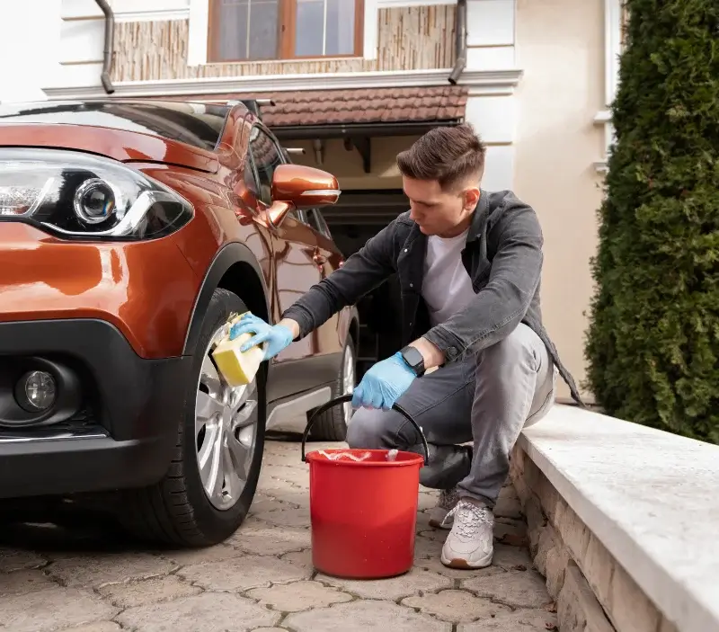Lavage auto à domicile Val-d'Étangson : professionnel intervenant sur un véhicule